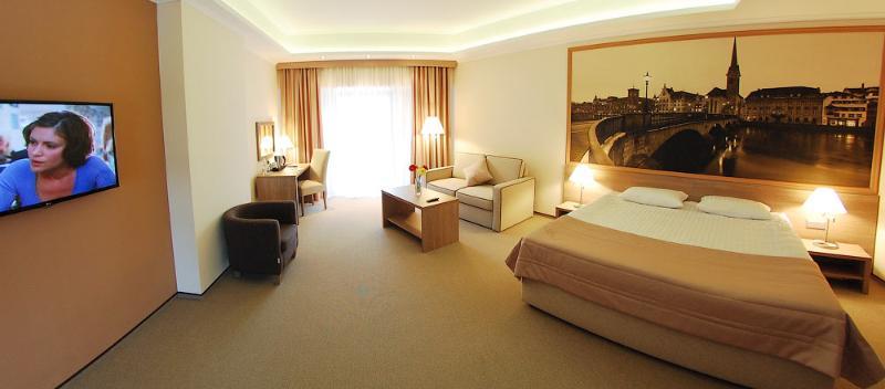 Rius Hotel リヴィウ エクステリア 写真
